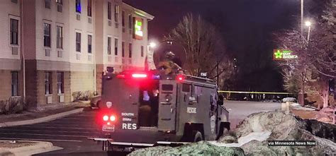 Barricaded suspect at Aurora extended-stay hotel